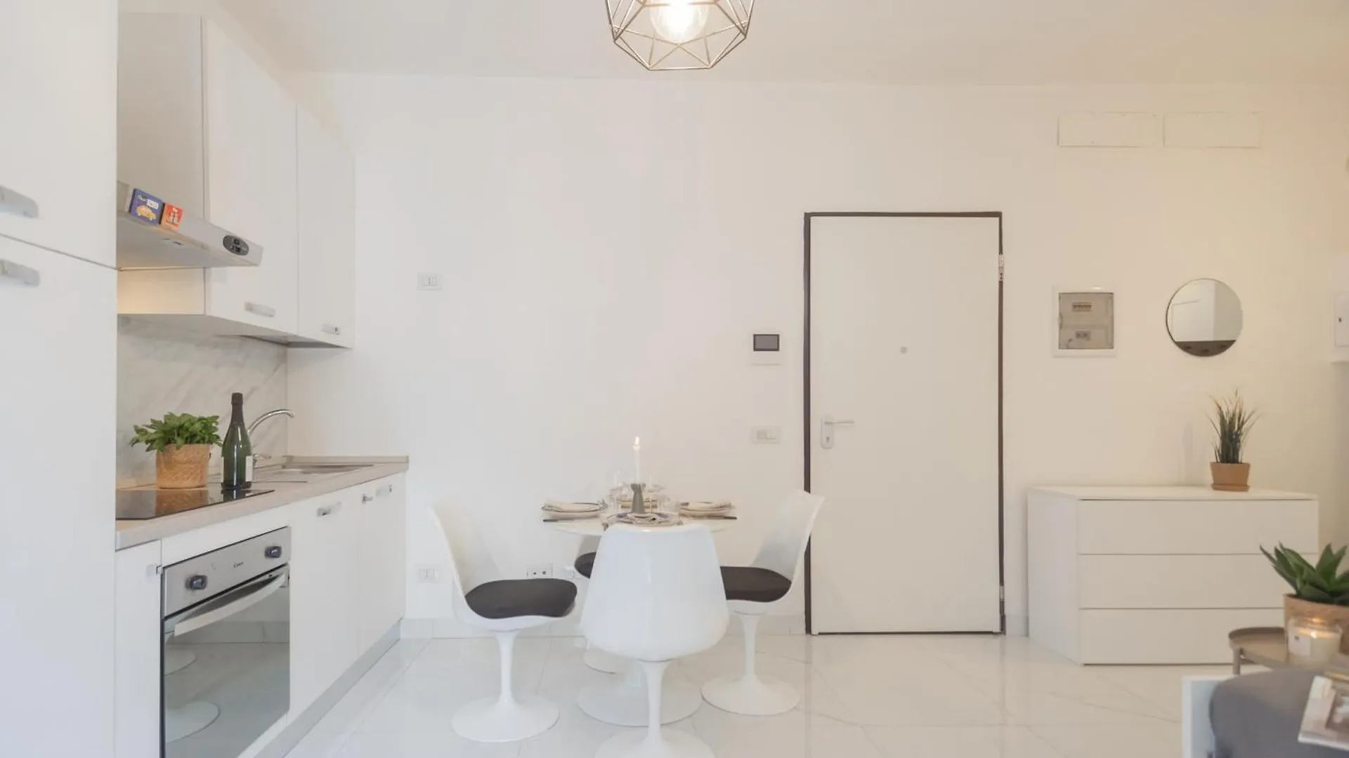 Luce Apartment By Rent All Como 0*,